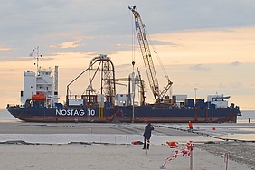 Kabelverlegeschiff im Wattenmeer