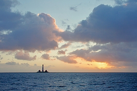 Leuchtturm Westerhever bei Landunter zum Sonnenuntergang