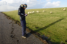 Freiwilliger notiert Daten am Deich