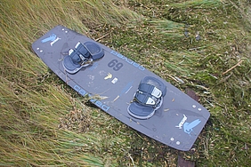 Kiteboard im Spülsaum vor Westerhever