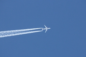 Verkehrsflugzeug in großer Höhe