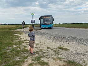 Bus vor der Haltestelle St. Peter-Süd
