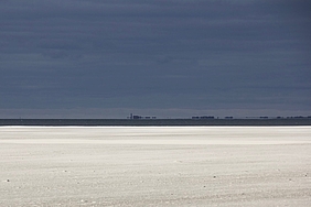 Fliegender Sand vor dunklem Himmel