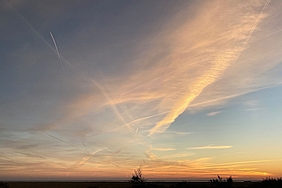 Kondensstreifen und daraus entstandene Wolkenbänder