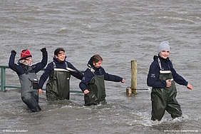 Freiwilligen-Team bei Landunter auf Hallig Langeneß