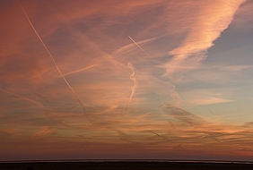 Streifenmuster über dem Wattenmeer in der Abenddämmerung